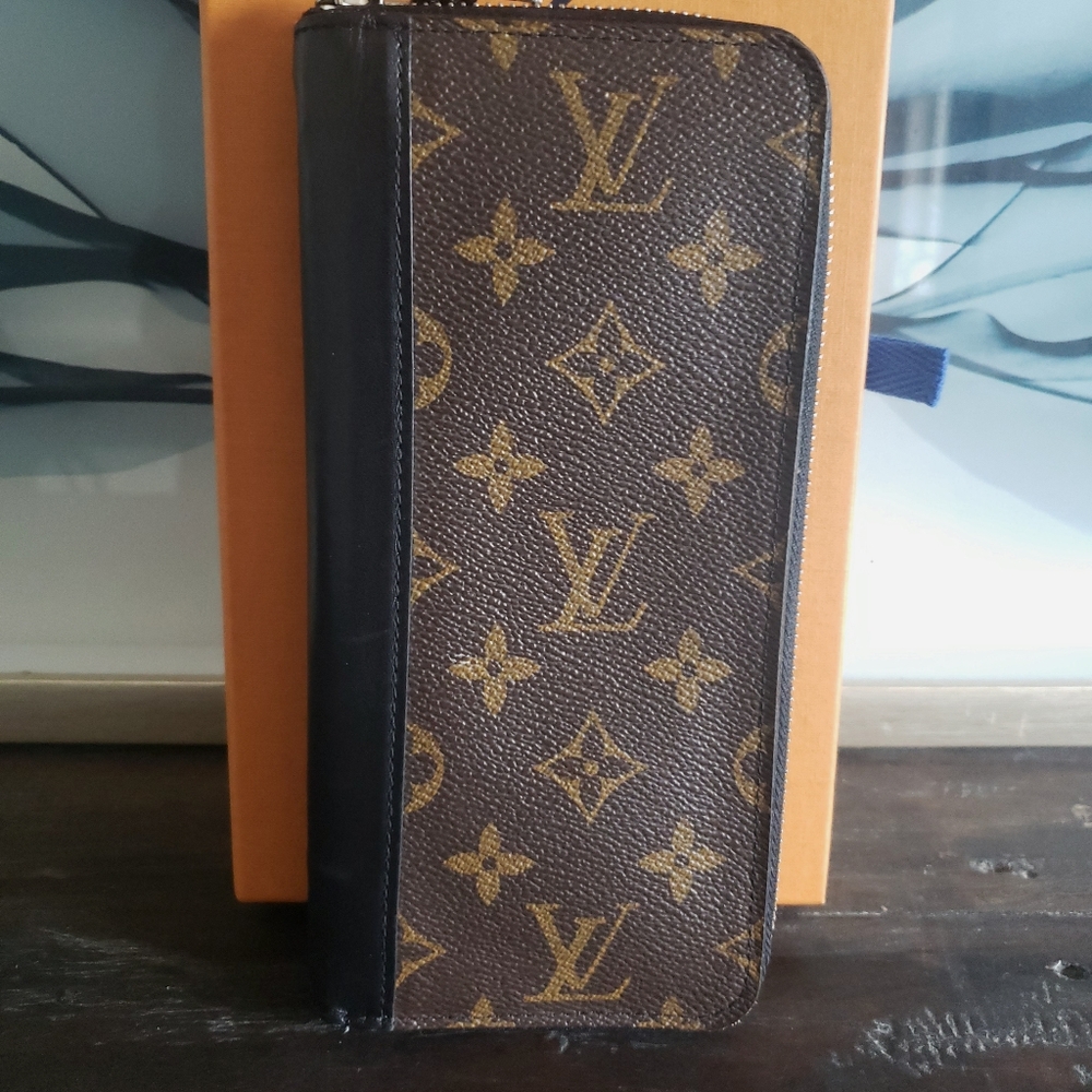 LIKE NEW LV LONG ZIPPY WALLET